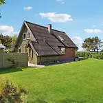 Prázdninový dům 4 Bedroom In *